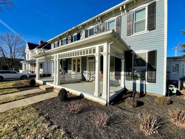 property at 160 1/2 W Mound St