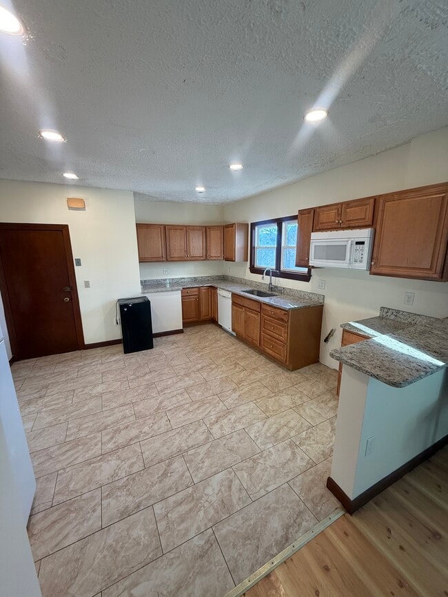 569 Main St, Unit 2 in Medford, MA - Building Photo - Building Photo