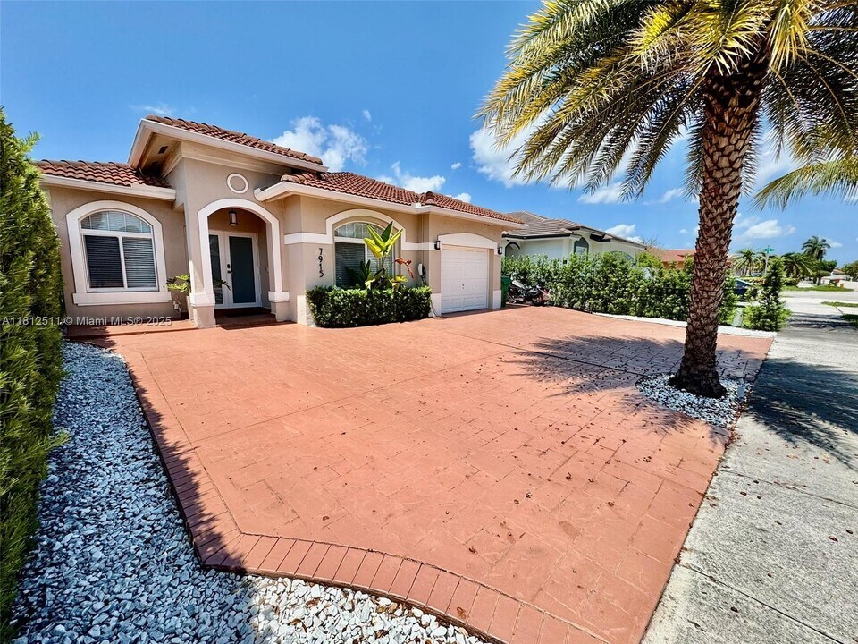 7915 NW 200th Terrace in Hialeah, FL - Building Photo