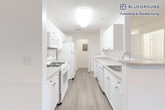 200 Avalon Dr in Bedford, MA - Foto de edificio - Building Photo