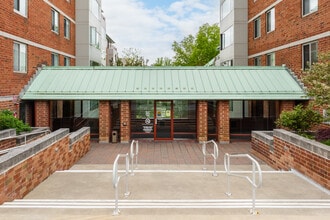 Village Falls in Newton, MA - Foto de edificio - Building Photo