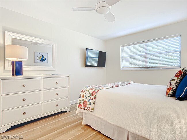 180 Turtle Lake Ct in Naples, FL - Foto de edificio - Building Photo