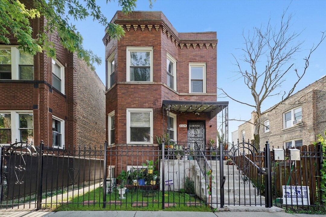 1124 N Central Park Ave in Chicago, IL - Building Photo