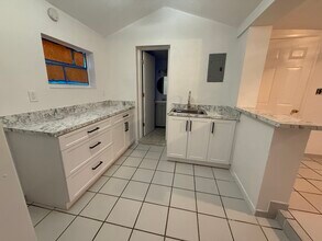 1870 NW 16th Ter, Unit Rear in Miami, FL - Building Photo - Building Photo