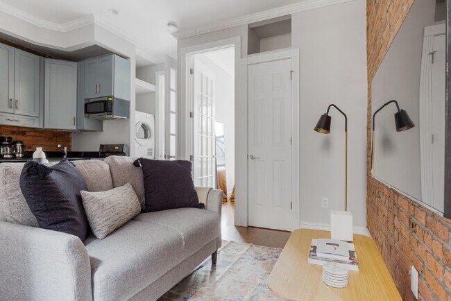 326 E 35th St in New York, NY - Building Photo - Building Photo