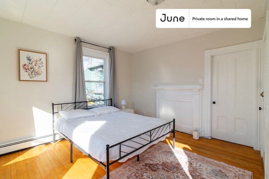 Private bedroom in 3 bed/1 bath Home in Boston, MA - Building Photo