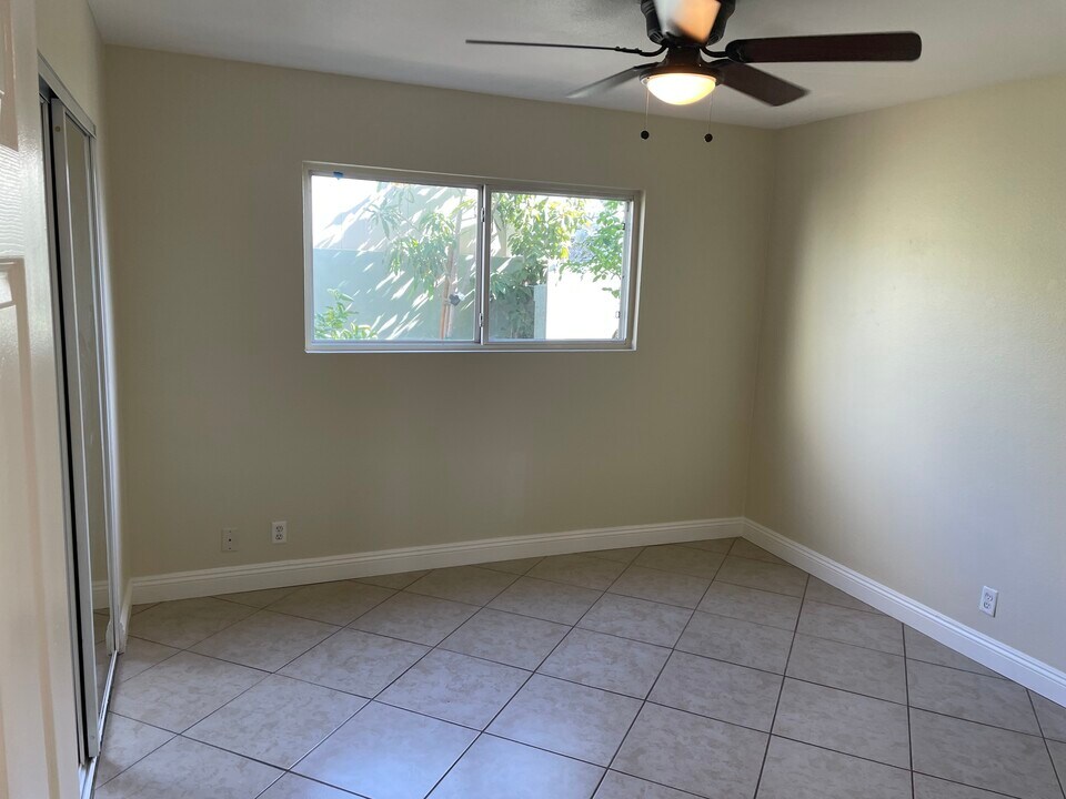 2944 Peppertree Ln, Unit B in Costa Mesa, CA - Building Photo