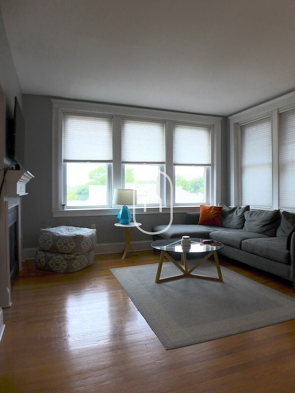 2009 Commonwealth Ave in Boston, MA - Building Photo - Building Photo