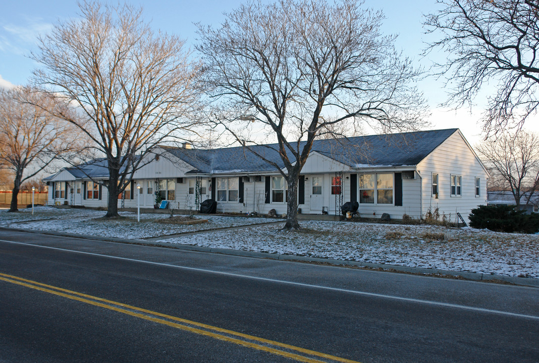 Colonial Manor Apartments in Fridley, MN - Building Photo