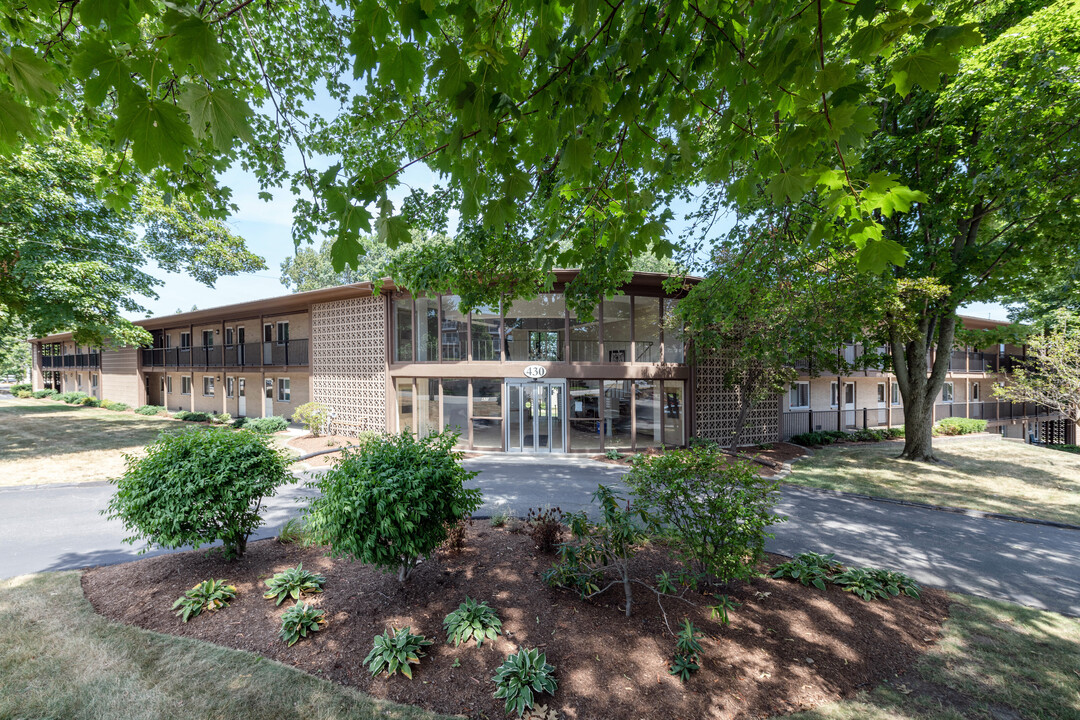Woodridge Manor in Cranston, RI - Foto de edificio