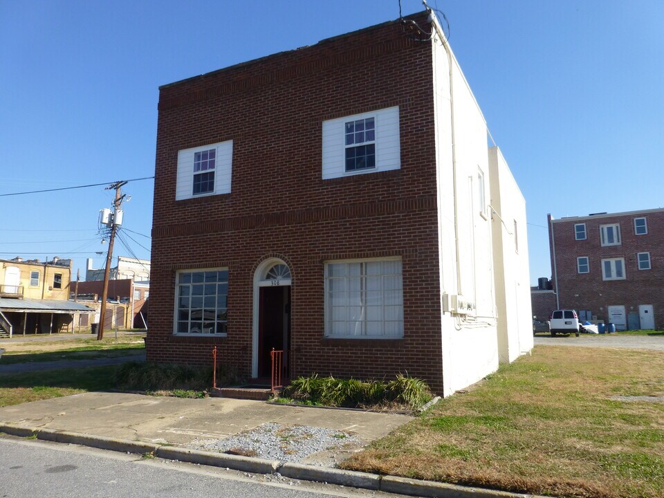 308 Green St, Unit D in Emporia, VA - Building Photo