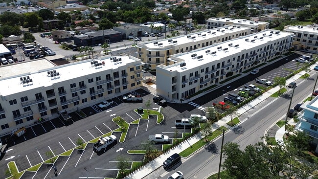 The Trail Lofts in Miami, FL - Foto de edificio - Building Photo