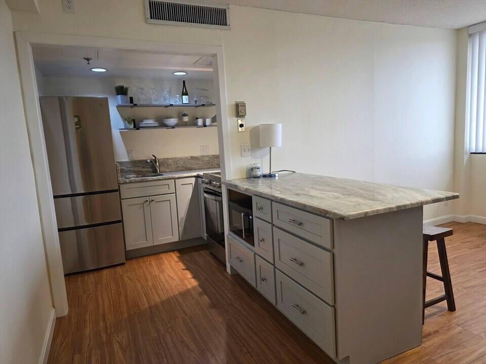 70 Southbridge St in Worcester, MA - Building Photo