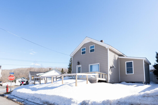 431 Saint Thomas St in Madawaska, ME - Foto de edificio - Building Photo