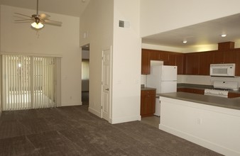 College Park Apartment Homes in Lemoore, CA - Foto de edificio - Interior Photo