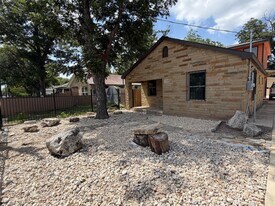 1715 Saltillo St in San Antonio, TX - Building Photo