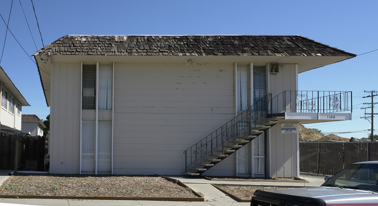 1108 W 5th St in Antioch, CA - Foto de edificio