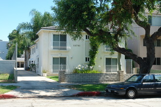 14701 Dickens St in Sherman Oaks, CA - Building Photo - Building Photo