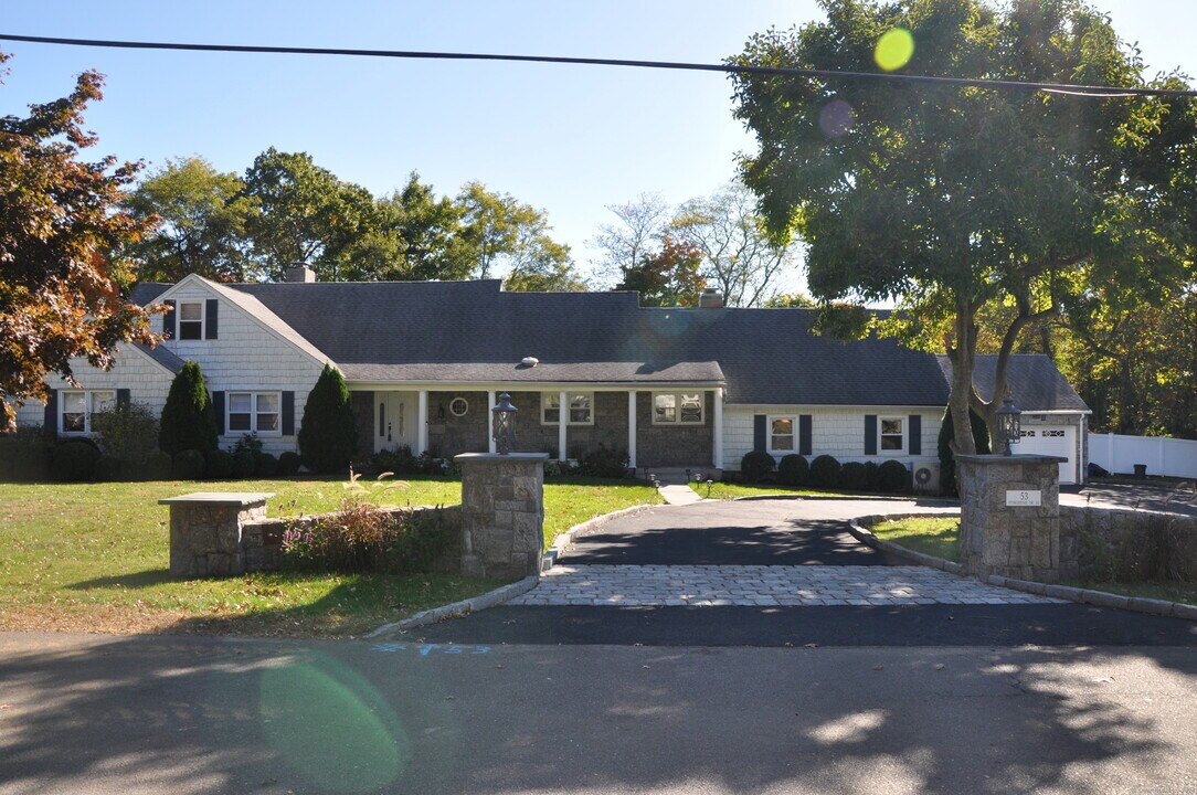 53 Stonehedge Dr S in Greenwich, CT - Building Photo