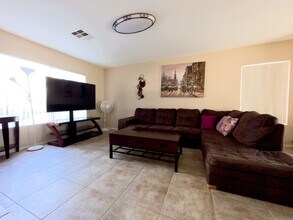 7425 Mission Palm St in Las Vegas, NV - Building Photo - Building Photo