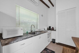 1044 SW 13th Ct in Miami, FL - Building Photo - Building Photo