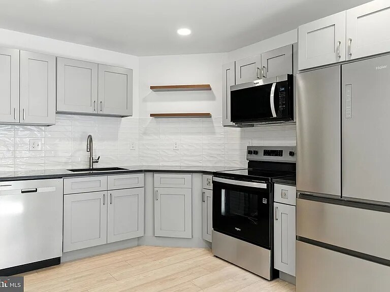1948 S 23rd St in Philadelphia, PA - Building Photo