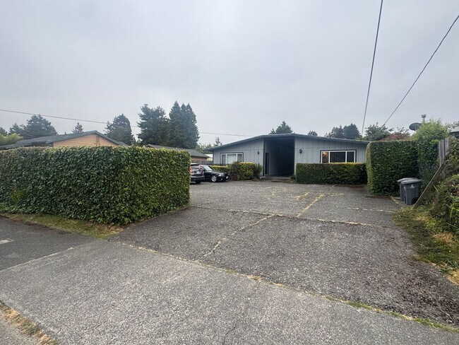 2230 Home Dr in Eureka, CA - Building Photo - Building Photo