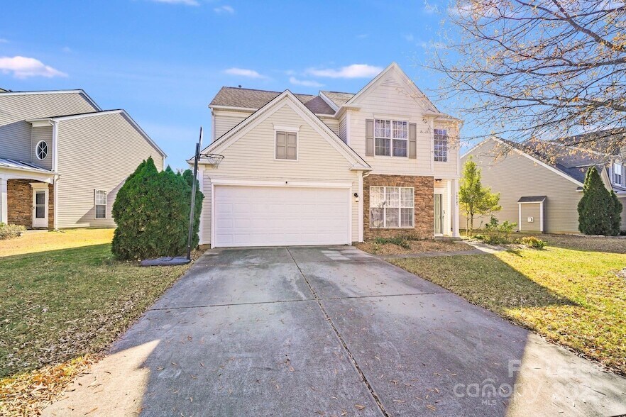 10925 Claude Freeman Dr in Charlotte, NC - Foto de edificio