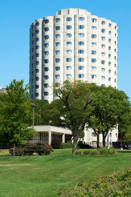 Hilliard Towers Senior Apartments One in Chicago, IL - Foto de edificio - Building Photo