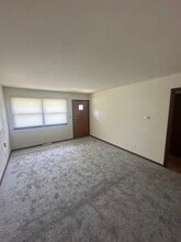 611 Denver St, Unit A in Lincoln, IL - Foto de edificio - Building Photo