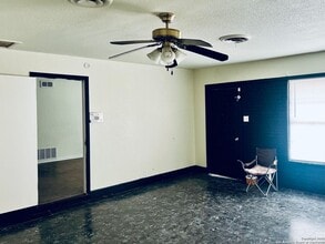 243 Maplewood Ln in San Antonio, TX - Building Photo - Building Photo