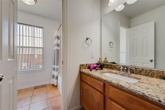 2404 Dana Dr in Flower Mound, TX - Foto de edificio - Building Photo