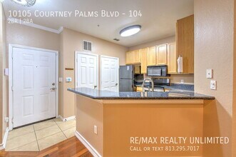 10105 Courtney Palms Blvd in Tampa, FL - Foto de edificio - Building Photo