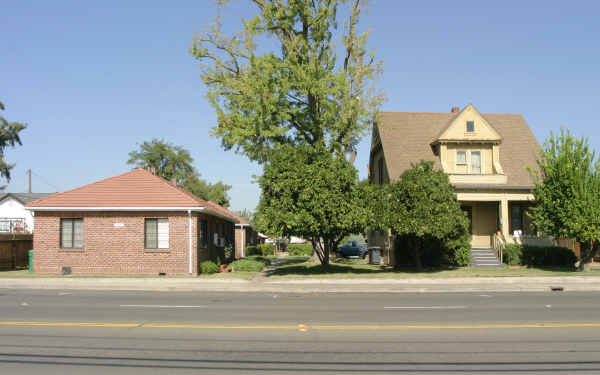 1323-1329 W Lodi Ave in Lodi, CA - Foto de edificio