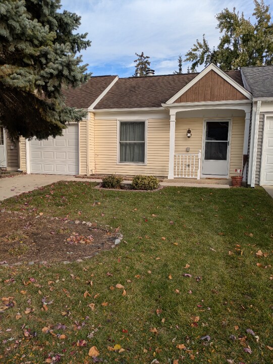 7463 Grant Cir in Hanover Park, IL - Foto de edificio