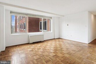 4000 Tunlaw Rd NW, Unit 619 in Washington, DC - Foto de edificio - Building Photo