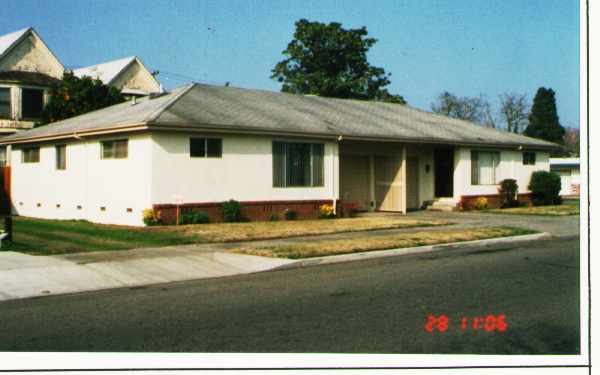 901 S School St in Lodi, CA - Building Photo