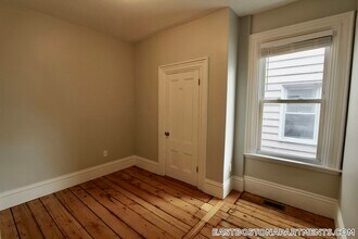 126 Saratoga St, Unit 1 in Boston, MA - Foto de edificio - Building Photo