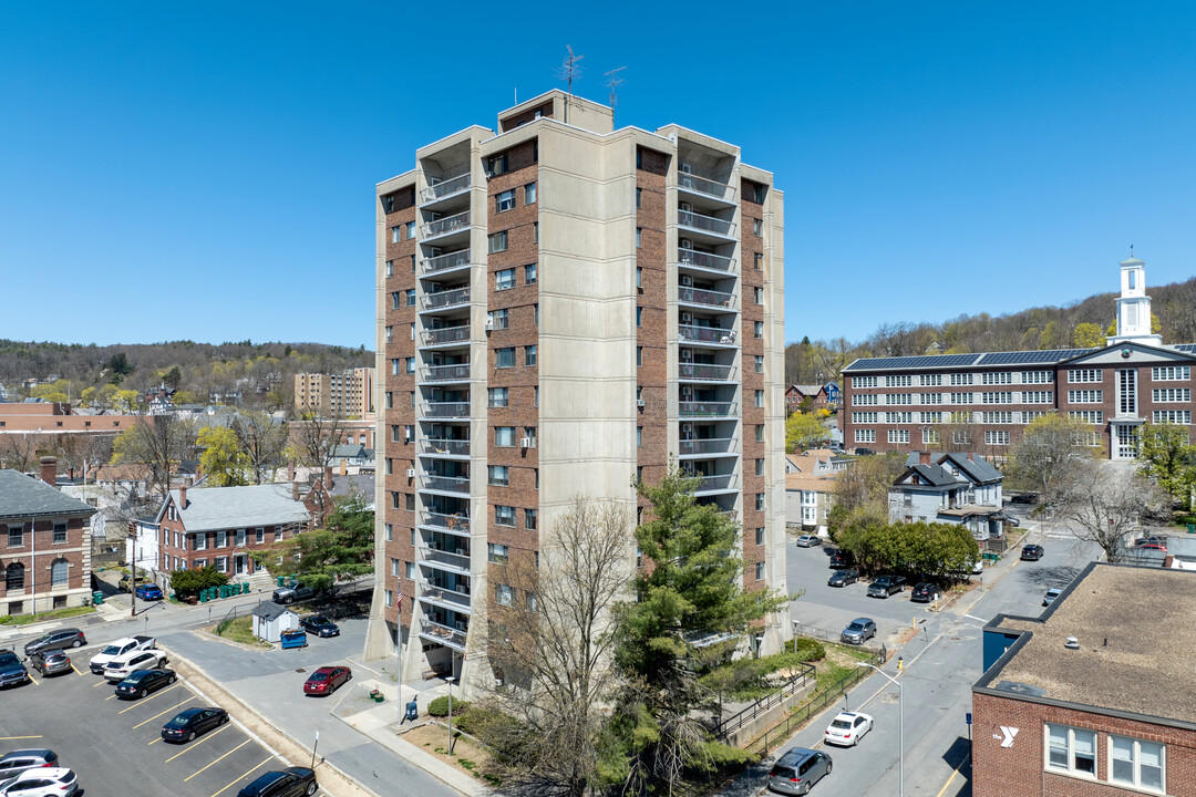 Wallace Tower in Fitchburg, MA - Foto de edificio