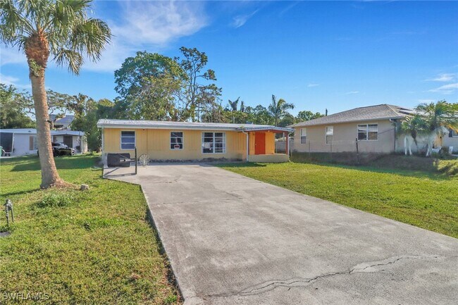156 4th St in Naples, FL - Building Photo - Building Photo
