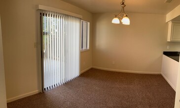 1244 W Roseburg Ave in Modesto, CA - Building Photo - Building Photo