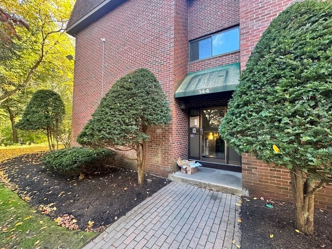 144 Kenrick St in Boston, MA - Building Photo - Building Photo