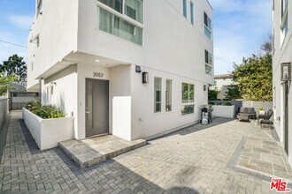 2057 1/2 S Garth Ave in Los Angeles, CA - Foto de edificio - Building Photo