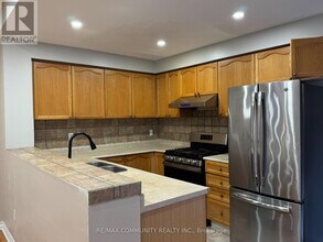 36 Foothill St in Whitby, ON - Building Photo - Building Photo