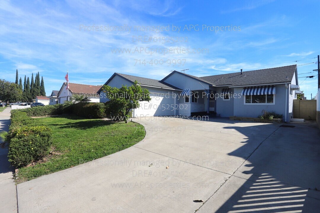 722 S Hacienda St in Anaheim, CA - Building Photo