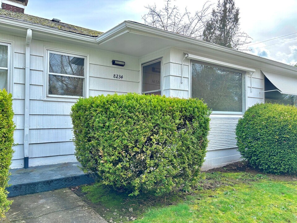 8232-8238-8238 SE 11th Ave in Portland, OR - Building Photo