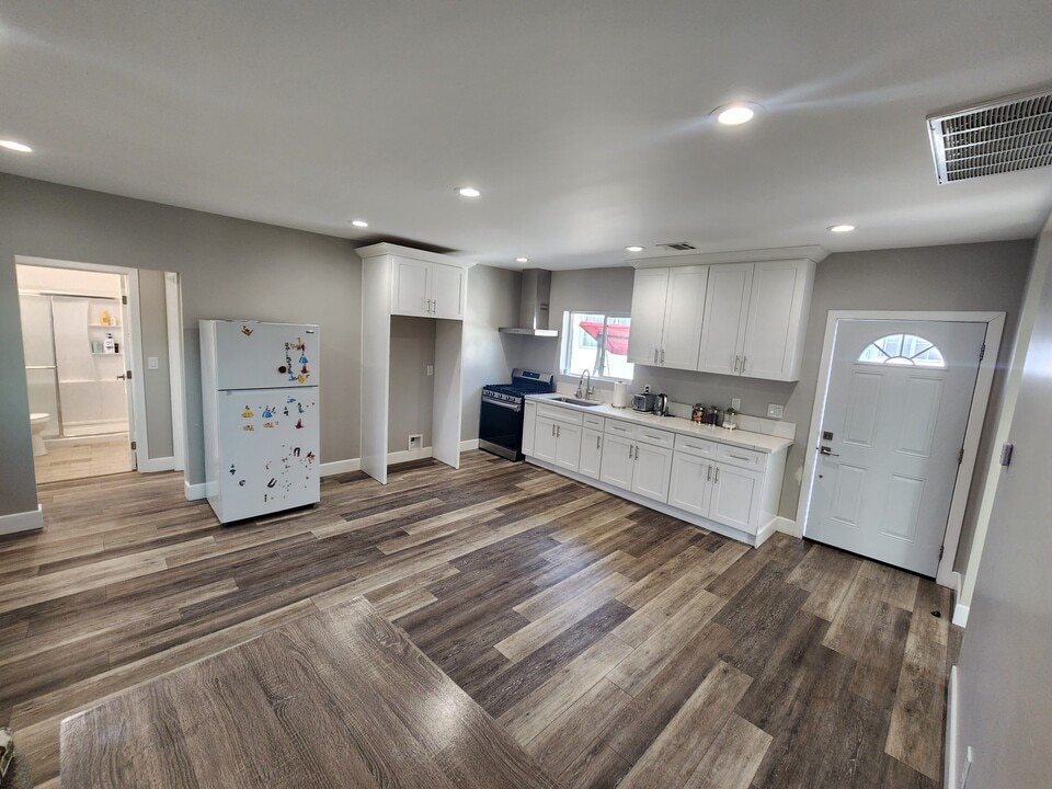 9309 Dorrington Pl, Unit A in Pacoima, CA - Foto de edificio