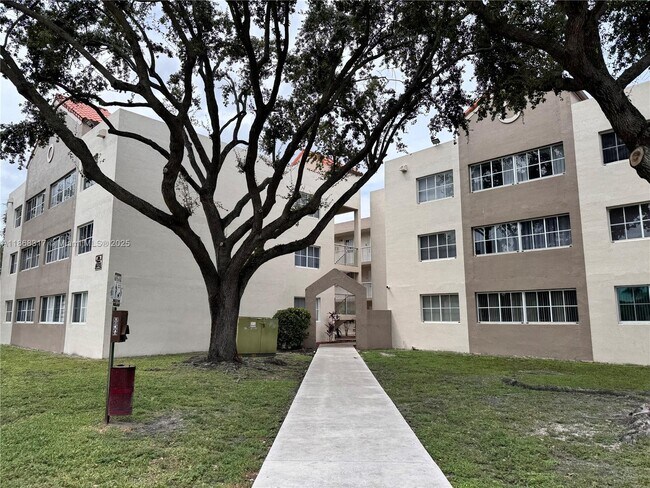 6115 NW 186th St in Hialeah, FL - Building Photo - Building Photo