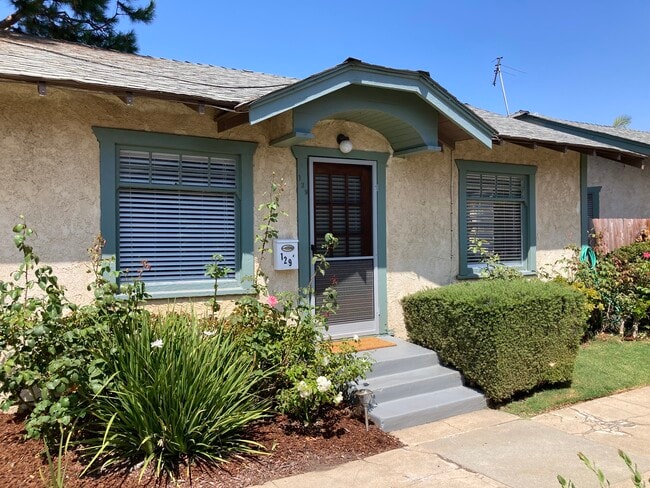 129 S Broadway, Unit 129 A in Redondo Beach, CA - Foto de edificio - Building Photo