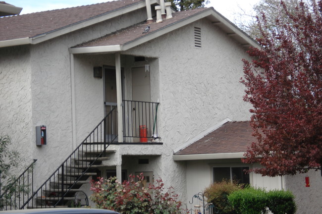 Hemlock Apartments in Chico, CA - Building Photo - Building Photo